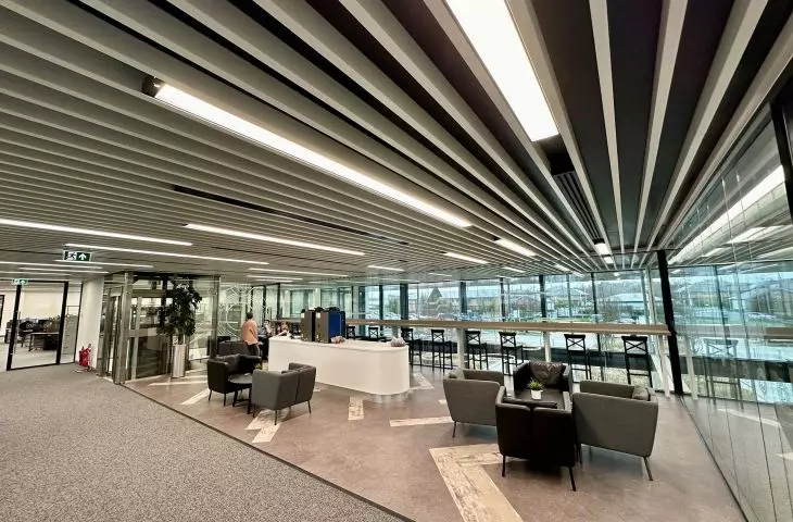 Hunter Douglas Architectural prezentuje zamknięte przegrody Tavola™ łączące siłę, dźwięk i styl