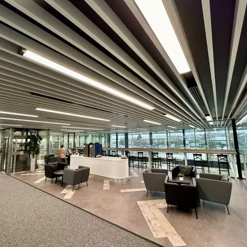 Hunter Douglas Architectural prezentuje zamknięte przegrody Tavola™ łączące siłę, dźwięk i styl
