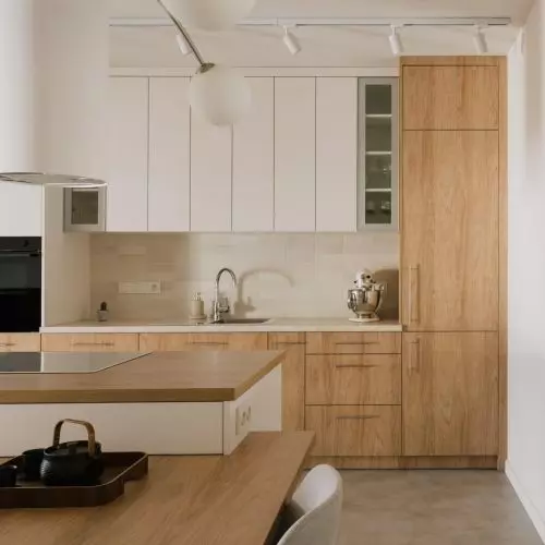 Cats, wood and inspiration from 1950s America: an apartment for a couple in Poznań's Jeżyce district