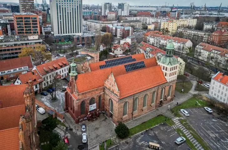 Fotowoltaika i kara. Spór o panele na dachu Bazyliki św. Brygidy w Gdańsku