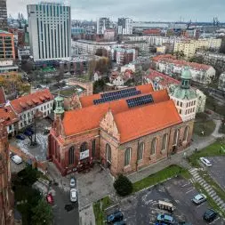 Panele na dachu Bazyliki św. Brygidy zamontowano nielegalnie, bo bez zgody konserwatora