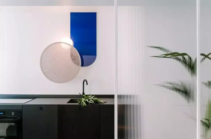 Sprytny podział przestrzeni. 5 inspirujących projektów ze ścianką