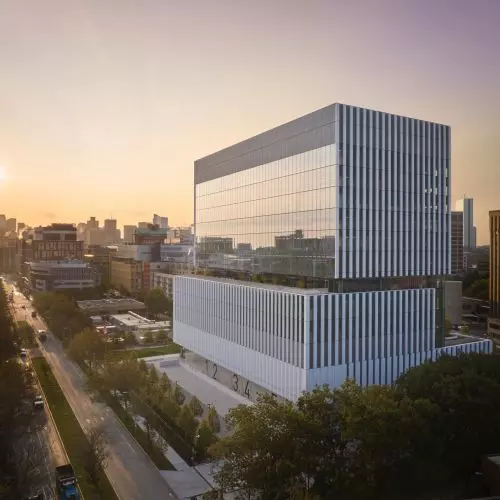 Kiedyś najlepiej strzeżona tajemnica Cambridge, teraz centrum otwarte na społeczność od Skidmore, Owings & Merrill