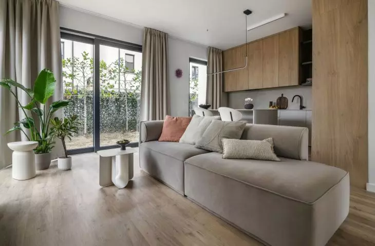 Energooszczędny dom wśród zieleni z wnętrzami w stylu modern organic