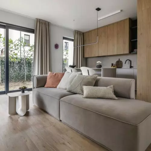 Energooszczędny dom wśród zieleni z wnętrzami w stylu modern organic