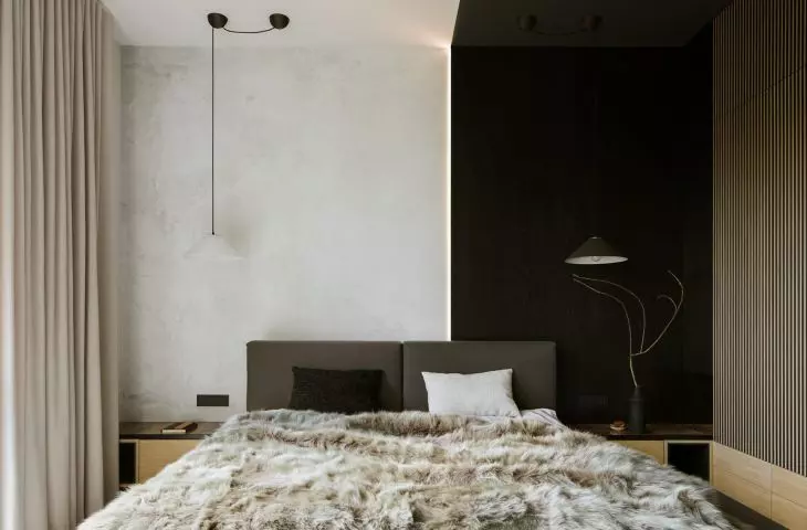 Kontrastowa aranżacja sypialni. Projekt od MIKOŁAJSKAstudio