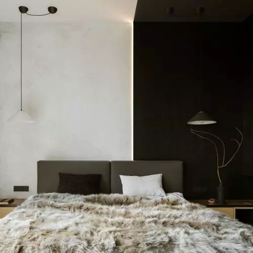 Kontrastowa aranżacja sypialni. Projekt od MIKOŁAJSKAstudio