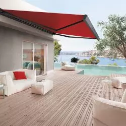 TRENTINO – kwadratowa markiza kasetowa idealnie współgra z aktualnymi trendami architektonicznymi