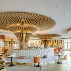 Kiedy wnętrze hotelu lub restauracji ma silnie dekoracyjny wystrój sufit może być gładki i biały, ale jednocześnie mieć właściwości akustyczne jak rozwiązanie z linii Eleganza Knauf Ceiling Solutions w hotelu Van der Valk Exclusief w Holandii,