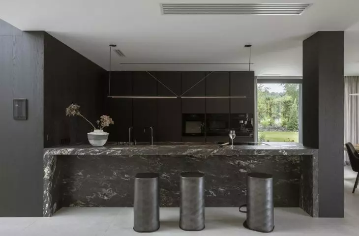 Czy czarna kuchnia to dobry pomysł? Arsenowicz Design udowadnia, że tak!