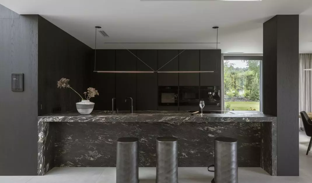 Kitchen in black