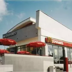 pawilon McDonald's w Poznaniu przy ul. Głogowskiej, widok z 1995 r., proj. Michał Ankiersztajn i Jarosław Wroński