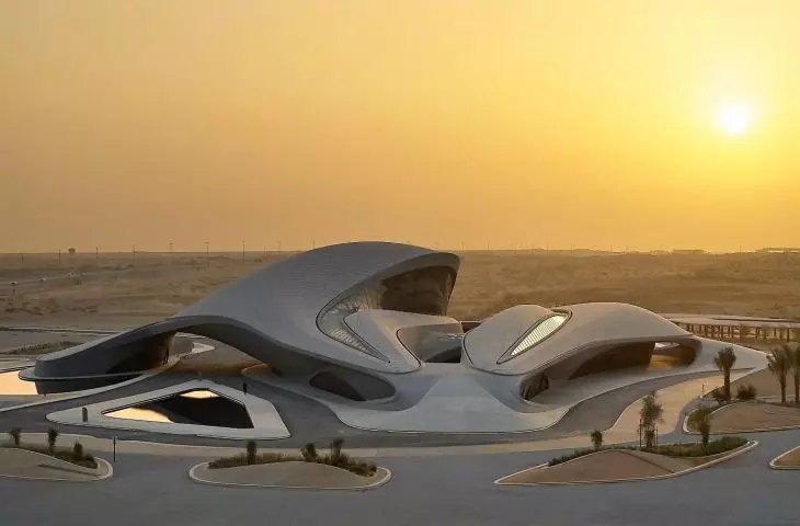 Kosmiczny budynek jak z „Diuny”: pustynne wydmy w projekcie Zaha Hadid Architects