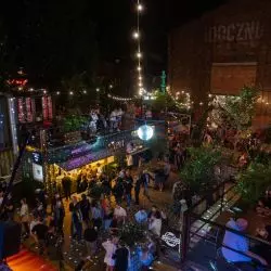 100cznia powstała w 2017 r. na terenach starej Stoczni Gdańskiej jako przedsięwzięcie pary miejskich aktywistów – Ali Jabłonowskiej i Kuby Łukaszewskiego