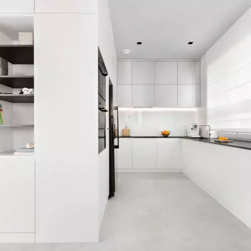 Minimalizm i beton w nowoczesnym wnętrzu – jak stworzyć spójną aranżację z architekturą budynku?