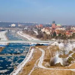 mosty Berdychowskie w Poznaniu, luty 2025, widok z drona w stronę katedry
