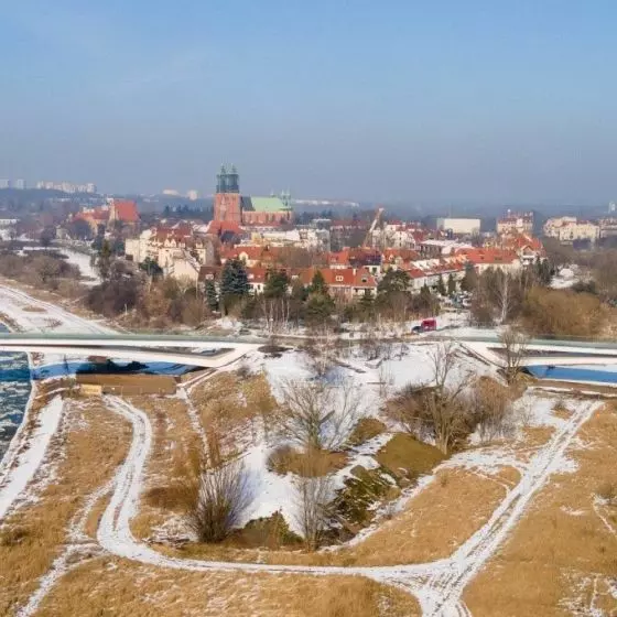 mosty Berdychowskie w Poznaniu, luty 2025, widok z drona w stronę katedry