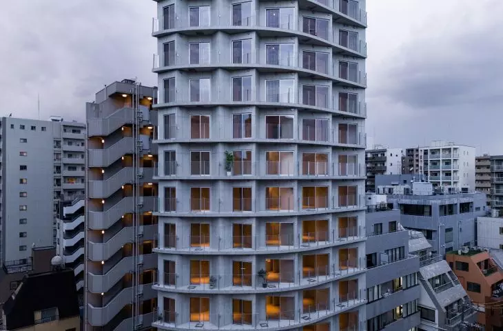 Kryształ w sercu Tokio. „Brutalistyczny” wieżowiec od Yuko Nagayama & Associates