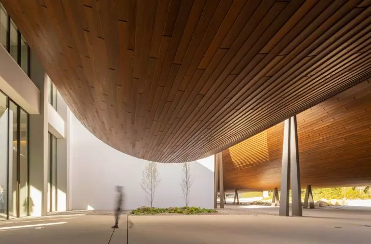 Miękka architektura Kengo Kumy w realizacji Centro de Arte Moderna Gulbenkian