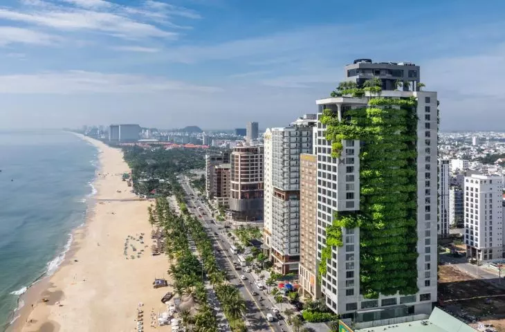 Strumień w betonie: biofilna oaza na wybrzeżu Da Nang