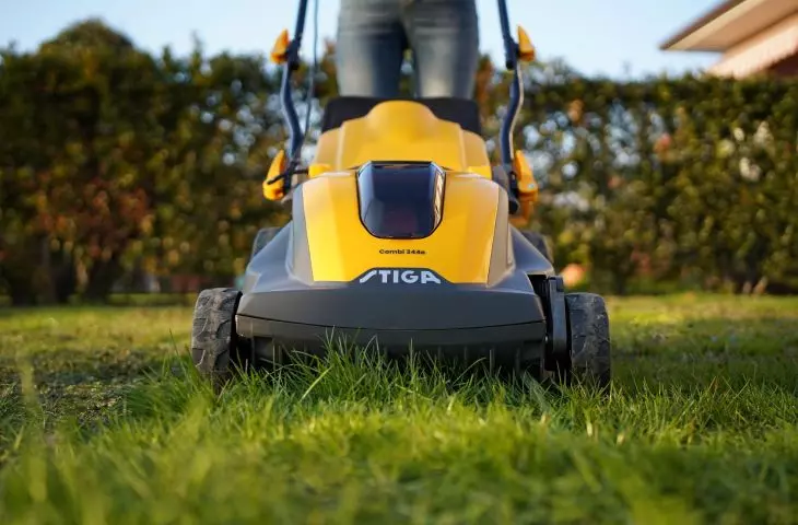 Mowers - a comprehensive guide to choosing, using and maintaining them