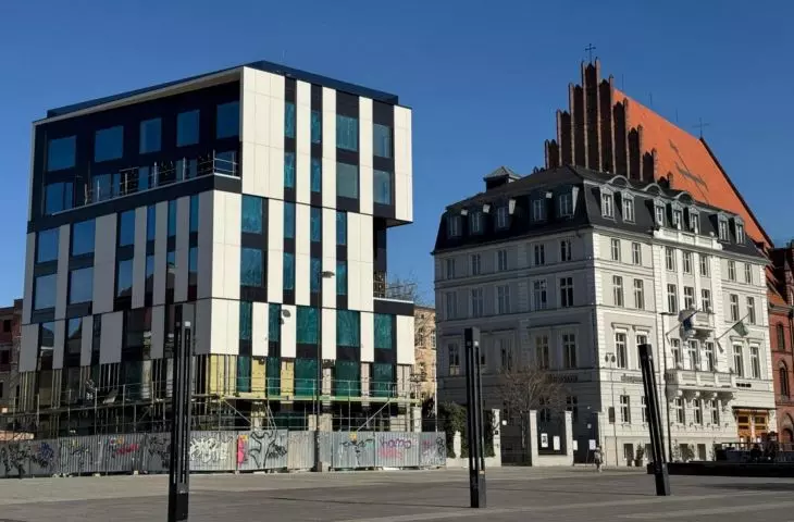 Kurtyna opadła i odsłoniła nowy budynek przy Placu Wolności we Wrocławiu. Wizytówka czy kolejna makabryła?