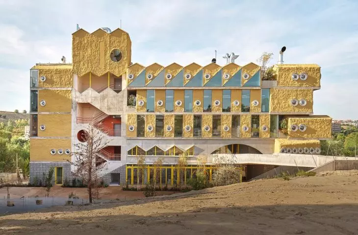Szkoła Reggio w Madrycie – architektura wspierająca edukację, ekologię i wspólnotę