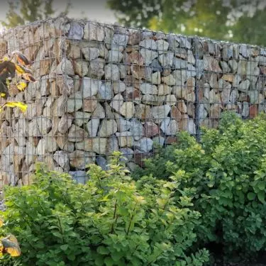 Gabiony w ogrodzie – nowoczesne ogrodzenia i dekoracje z kamienia, idealne do aranżacji przestrzeni