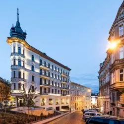 Kamienica Żelazko w Poznaniu - na pierwszym planie zrewitalizowana część duetu kamienic