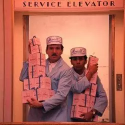 Kadr z filmu Grand Hotel Budapest Wesa Andersona