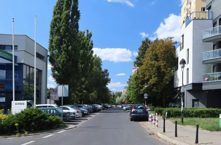 Biało-czerwone słupki i czarne projektu Tomasza Gamdzyka. Ulica Jaktorowska w Warszawie.