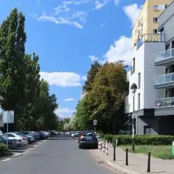 Biało-czerwone słupki i czarne projektu Tomasza Gamdzyka. Ulica Jaktorowska w Warszawie.