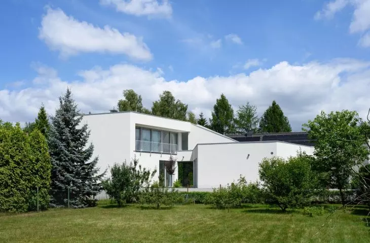 Neomodernism is not just a disguise. A house in Katowice with a recipe for a narrow plot of land