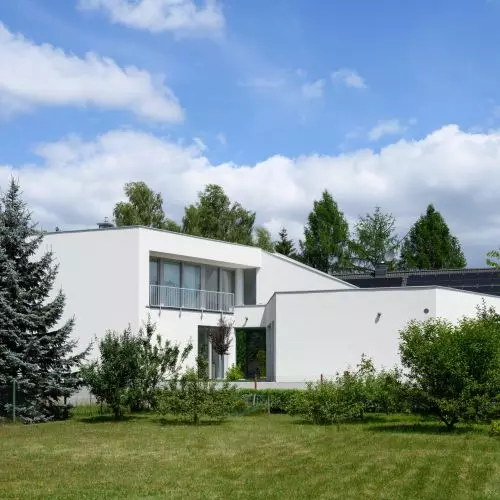 Neomodernism is not just a disguise. A house in Katowice with a recipe for a narrow plot of land