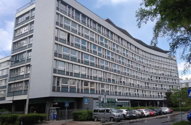 Modernistyczny biurowiec przy ul. Morawskiego 5 w Krakowie