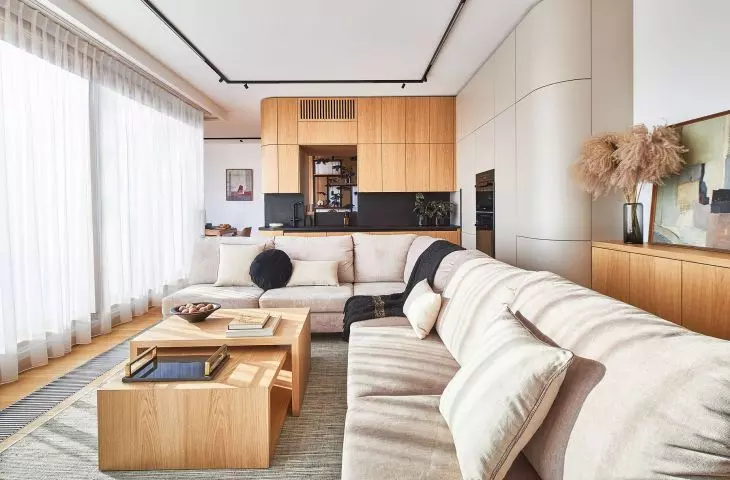 Życie na dwóch poziomach: elegancki apartament z widokiem na stolicę projektu Rolanda Stańczyka