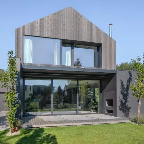 Jak dopasować nowy dom do okolicznej zabudowy? „Dom pomiędzy” od 77 Studio architektury
