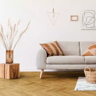 Wnętrze z drewnianą podłogą w jodełkę