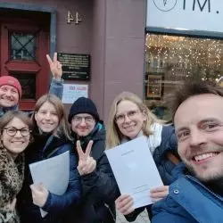 członkowie gdyńskiej kooperatywy mieszkaniowej po podpisaniu umowy i założeniu spółki cywilnej