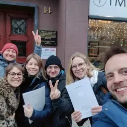 członkowie gdyńskiej kooperatywy mieszkaniowej po podpisaniu umowy i założeniu spółki cywilnej