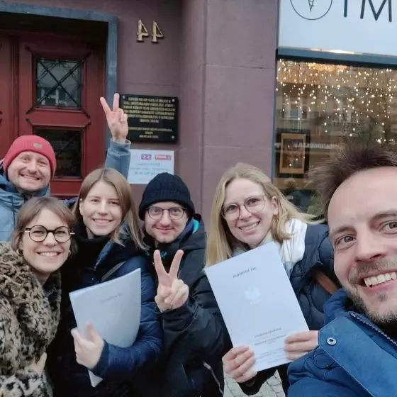 członkowie gdyńskiej kooperatywy mieszkaniowej po podpisaniu umowy i założeniu spółki cywilnej