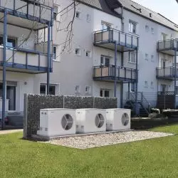 Kaskada powietrznych pomp ciepła HPA-O 13 Premium dla wspólnot, osiedli