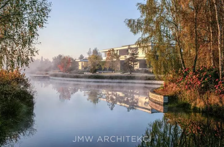 Lakefront Residence – szklana perła na wodzie od JMW Architekci
