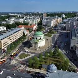 Zieleń zamiast parkingu na Placu Trzech Krzyży w Warszawie
