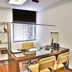 minimalistyczna lampa do biura