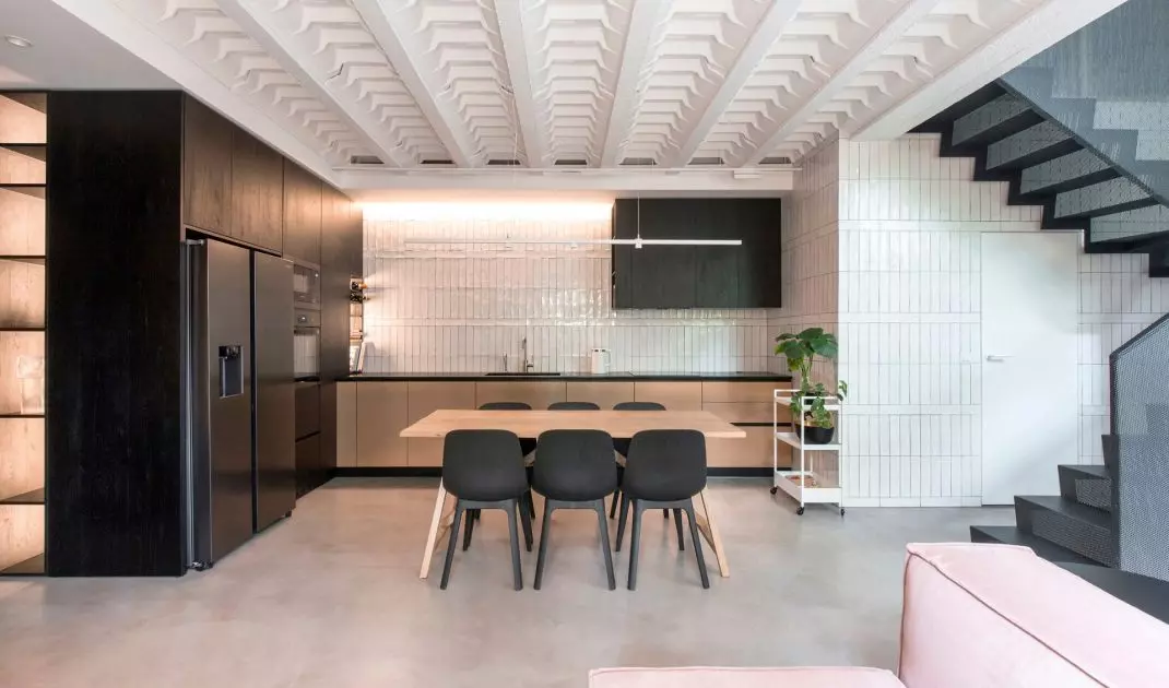 Adaptation of the interior that was once part of a gymnasium in a more than 100-year-old building listed as a historical monument