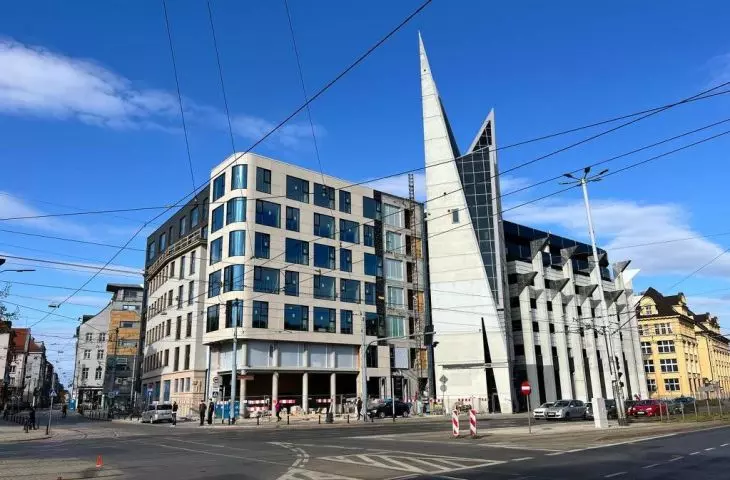 Czy wrocławski urzędnik stracił głowę? Architektoniczna „chimera” we Wrocławiu odsłoniła elewacje.
