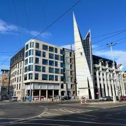 Nowy budynek w miejscu WROBIS-u na skrzyżowaniu ulic Szewskiej i Kazimierza Wielkiego we Wrocławiu