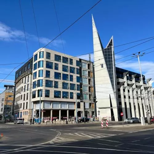 Czy wrocławski urzędnik stracił głowę? Architektoniczna „chimera” we Wrocławiu odsłoniła elewacje.