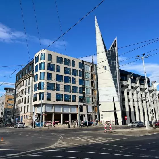 Nowy budynek w miejscu WROBIS-u na skrzyżowaniu ulic Szewskiej i Kazimierza Wielkiego we Wrocławiu